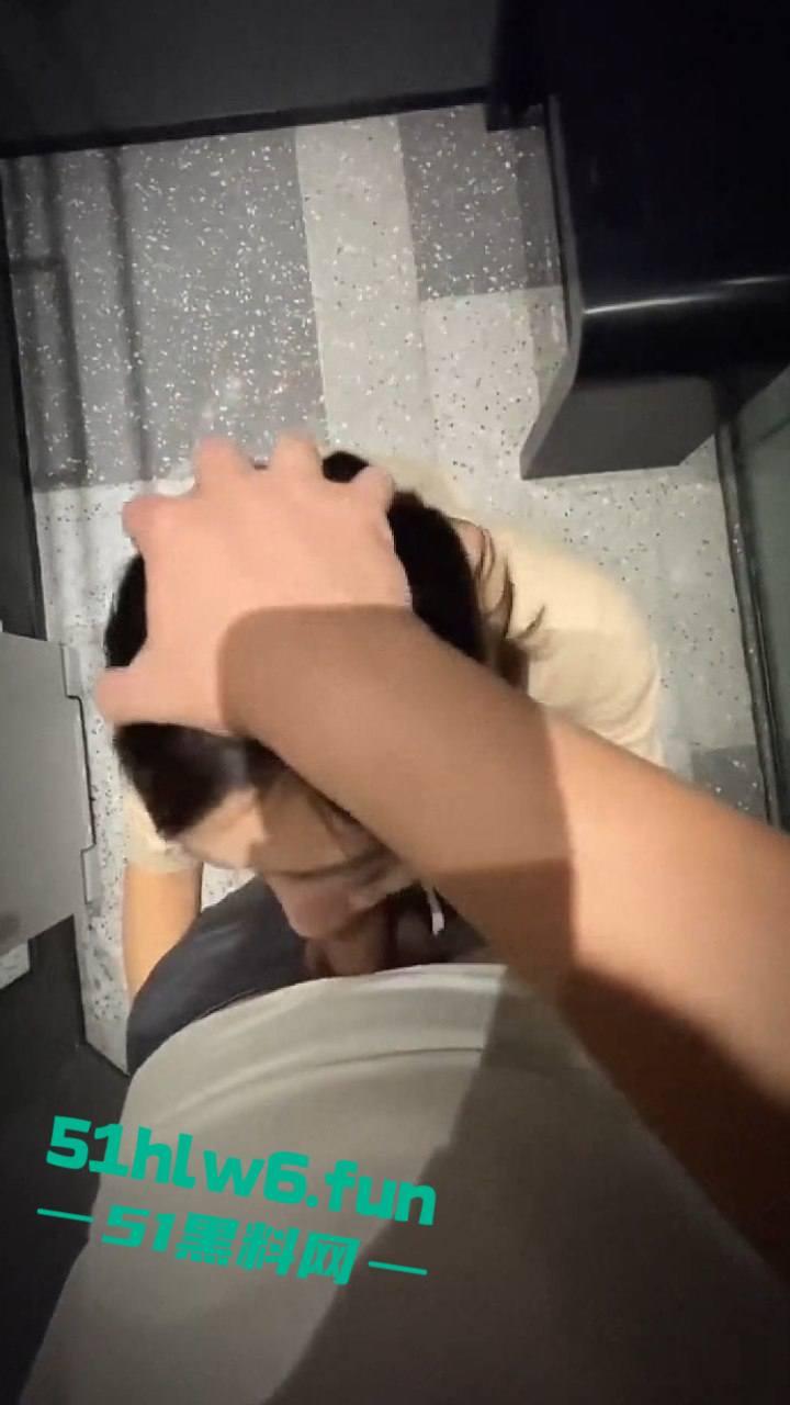 重庆台球厅女助教【梁欣欣】高颜值完美身材尤物，被社会小伙调教成性奴母狗，还带去给兄弟一起操。-3