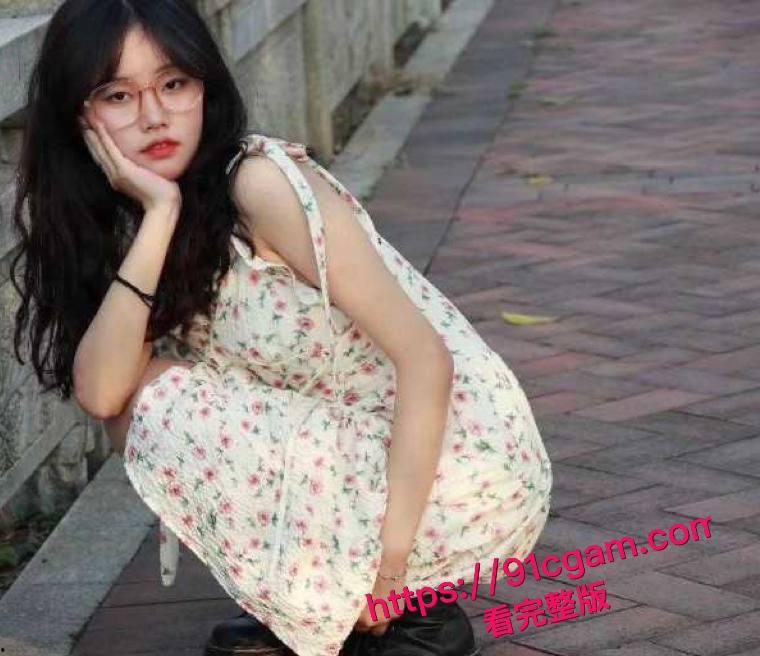 广州女大学生吴萌宿舍性爱自拍 跪地口交后入爆操 被舍友发现直接曝光视频!-1