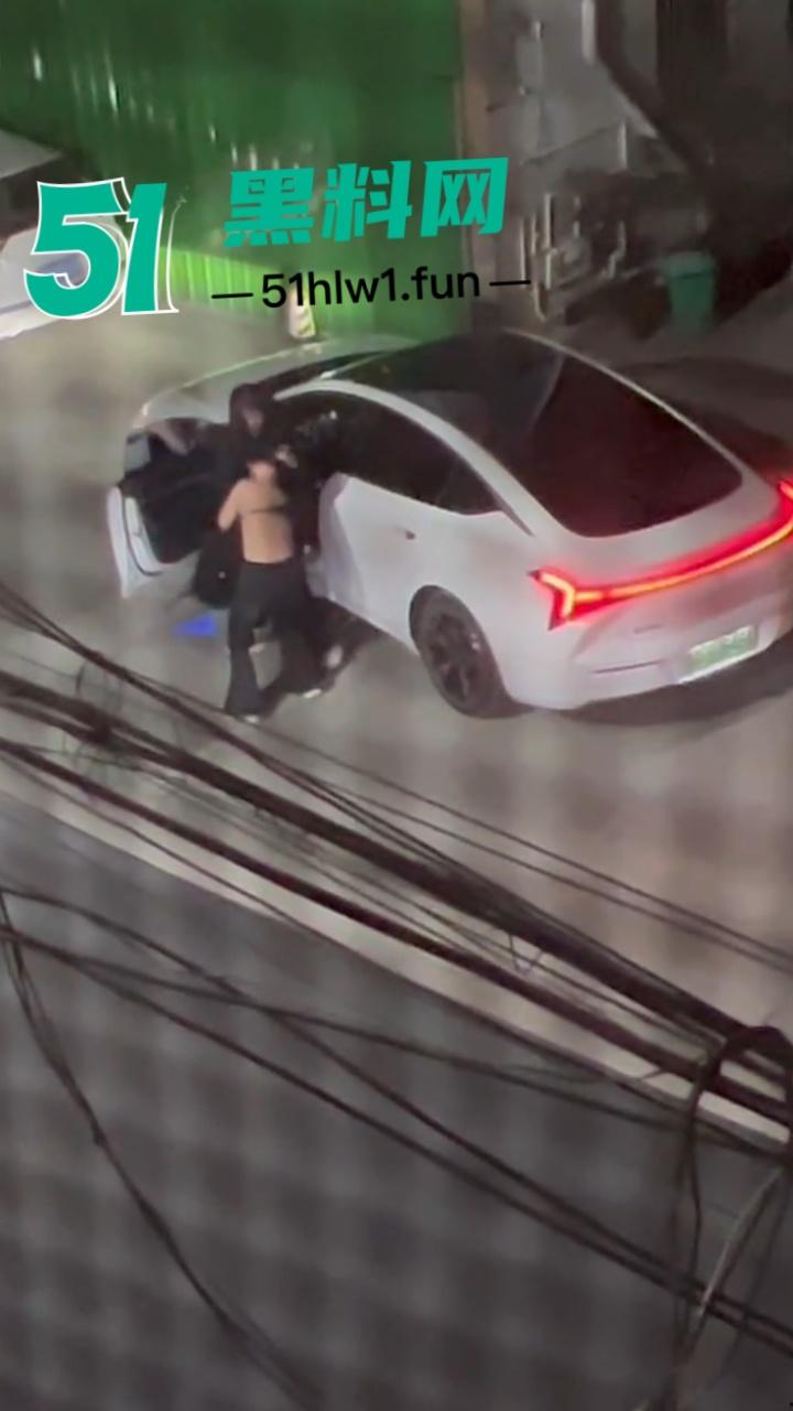 重庆原配大战小三,这小三不好当被原配堵在家楼下,拽头发各种殴打看来是真生气战斗力暴增。-1