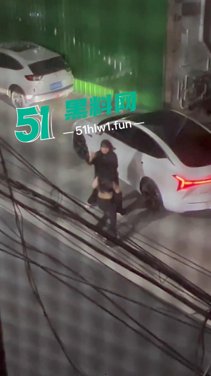 重庆原配大战小三,这小三不好当被原配堵在家楼下,拽头发各种殴打看来是真生气战斗力暴增。-3