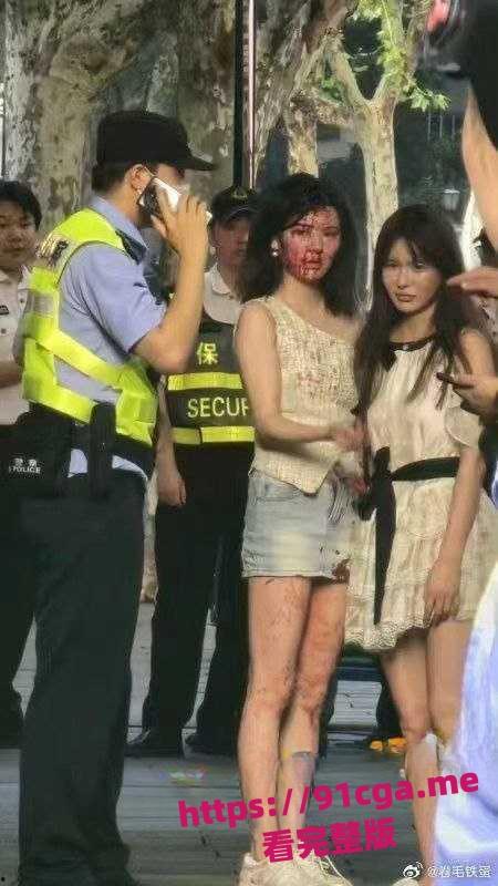 上海街头搭讪美女,搭讪失败下头男打人满脸是血 #下头男#打架#搭讪-2