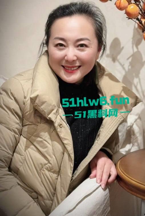 乱伦系列之母子，山西单身富婆常年无性生活淫穴久旱无水，儿子为获巨额财产狂操巨乳骚妈合体爽飞。-4