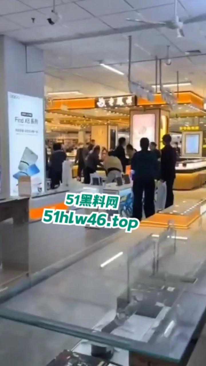 河北衡水捉奸现场,信誉楼老凤祥女店长和有钱客人发展地下恋情,原配妻子捉奸当场爆揍。-3