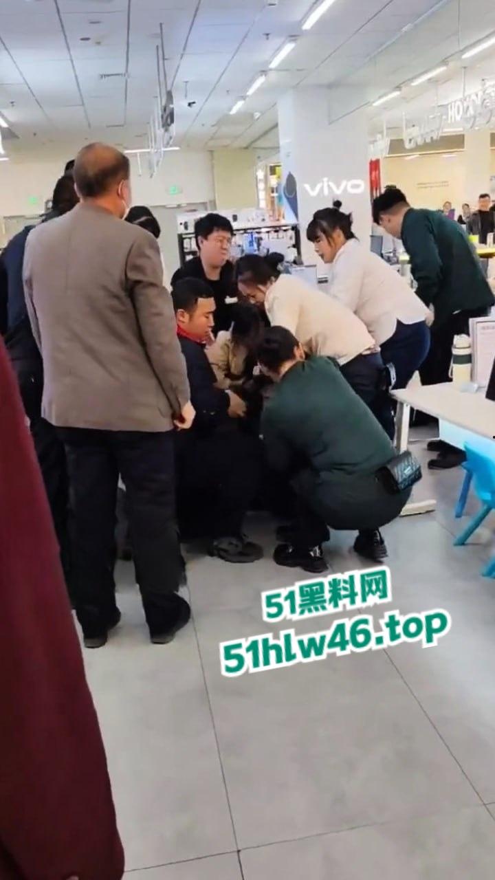 河北衡水捉奸现场,信誉楼老凤祥女店长和有钱客人发展地下恋情,原配妻子捉奸当场爆揍。-6