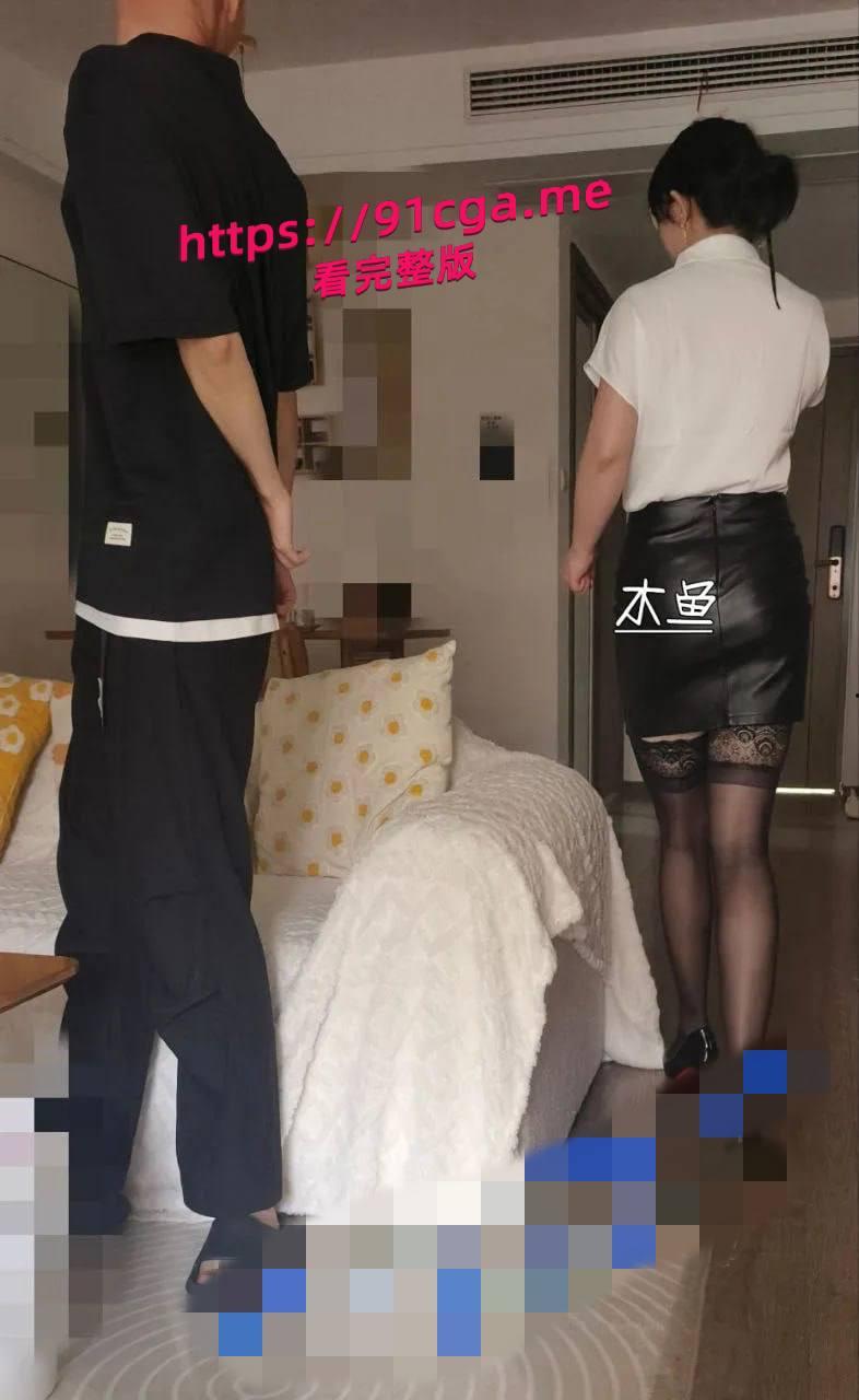 绿帽刷锅第一狠人 木鱼 示意老婆勾引好兄弟一起玩3p 让兄弟内射完自己刷锅-2