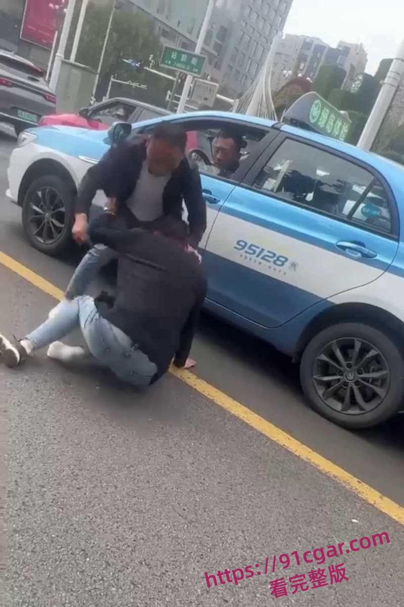 路怒症街头打架白鞋男子拿小刀捅黑鞋男血液瞬间流出 马路矛盾升级司机激烈冲突惊险又刺激-1