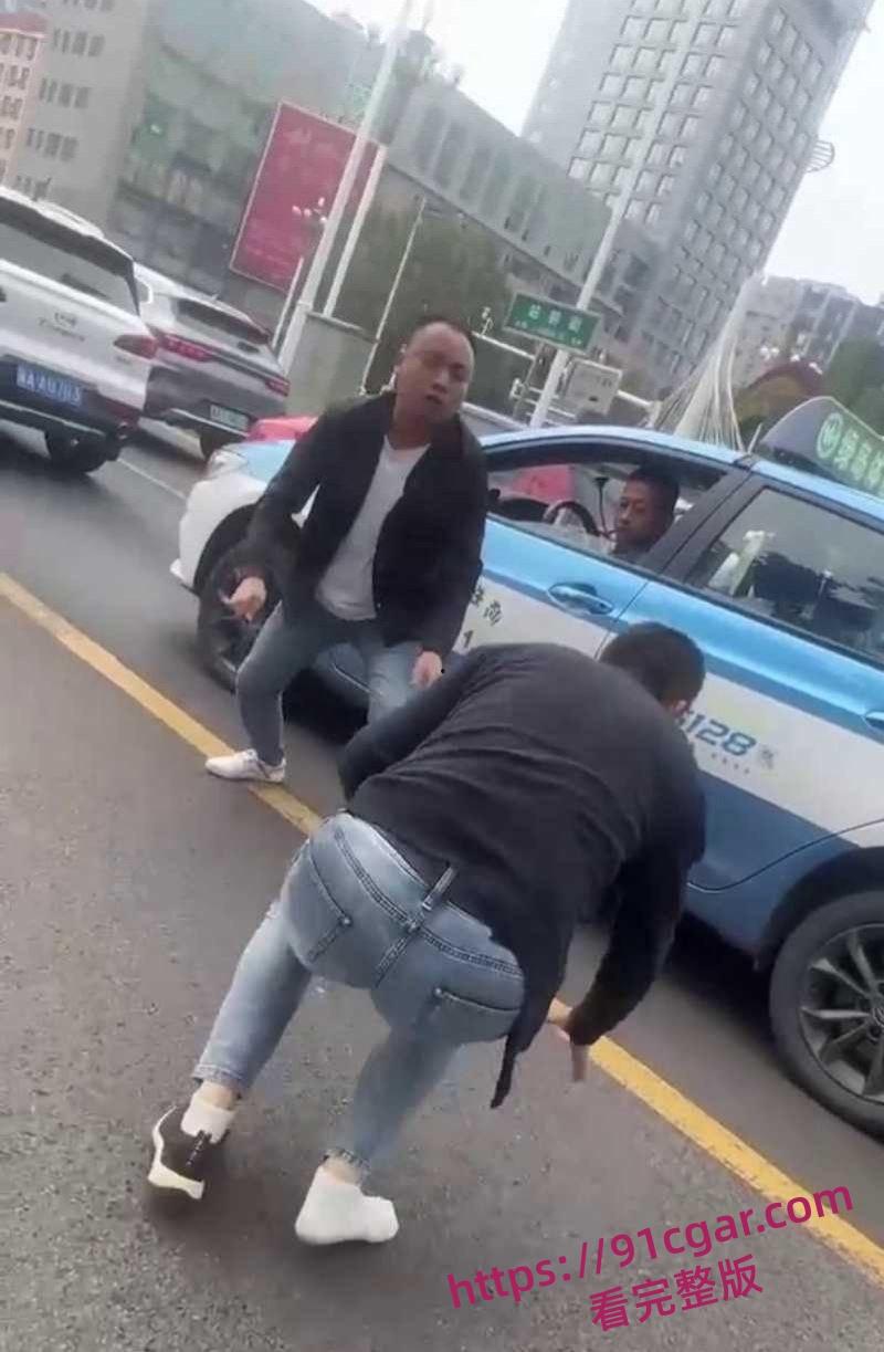 路怒症街头打架白鞋男子拿小刀捅黑鞋男血液瞬间流出 马路矛盾升级司机激烈冲突惊险又刺激-3