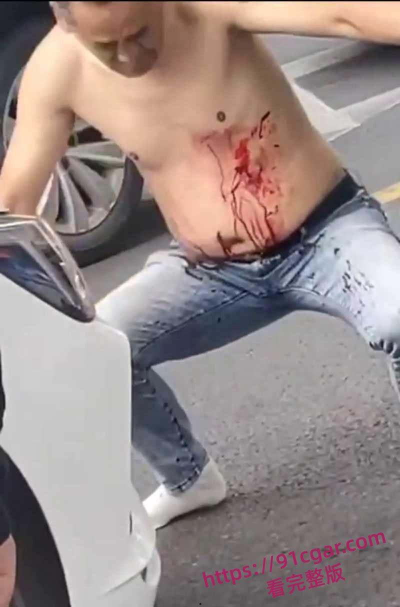 路怒症街头打架白鞋男子拿小刀捅黑鞋男血液瞬间流出 马路矛盾升级司机激烈冲突惊险又刺激-6