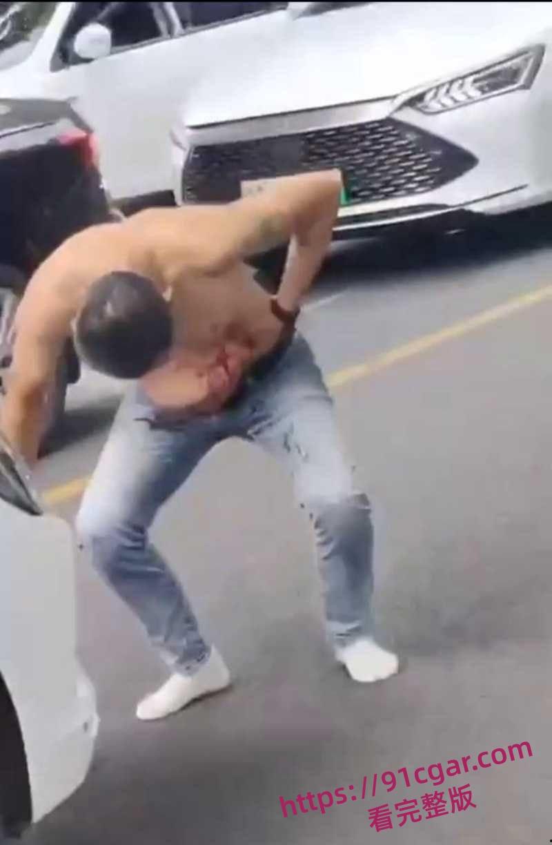 路怒症街头打架白鞋男子拿小刀捅黑鞋男血液瞬间流出 马路矛盾升级司机激烈冲突惊险又刺激-9