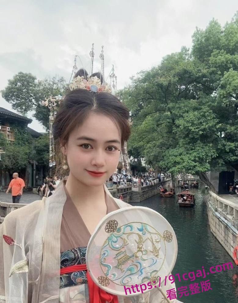 重庆财大高颜值新疆学妹夏兹热丽,与生活中的高冷样子形成了完美反差-8