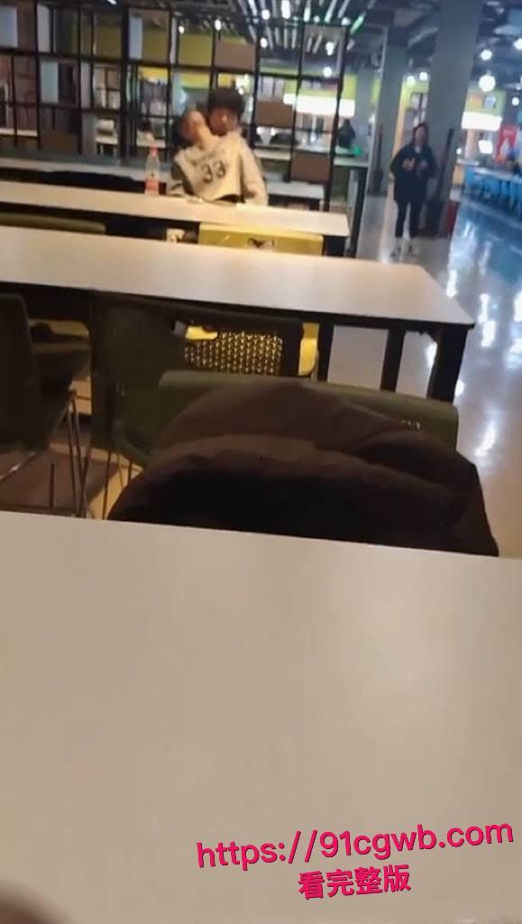 年轻人还是玩得花!大学生情侣在餐厅竟然公然做爱 饥渴妹子主动坐上男友鸡巴被老六全程拍下 !-5