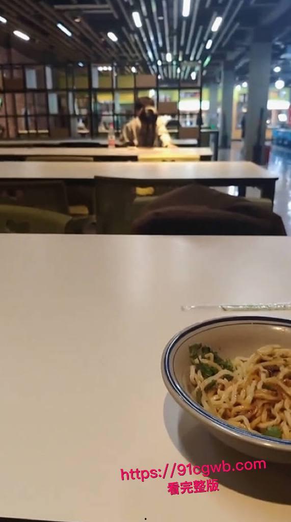 年轻人还是玩得花!大学生情侣在餐厅竟然公然做爱 饥渴妹子主动坐上男友鸡巴被老六全程拍下 !-7