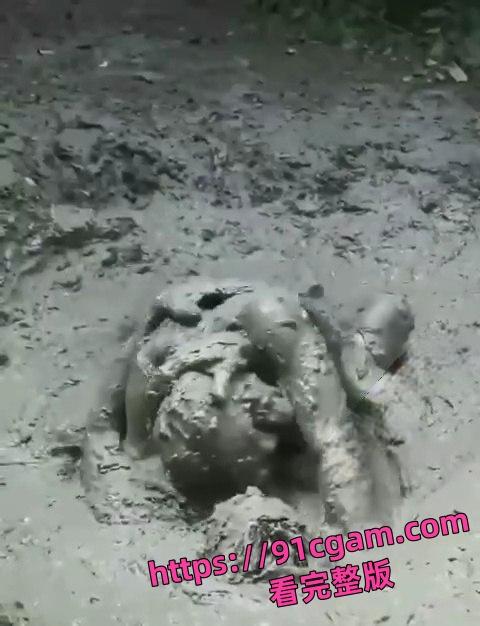 泥浆里做爱惊爆眼球!外国情侣“润滑”新玩法,视频流出全网炸!-4