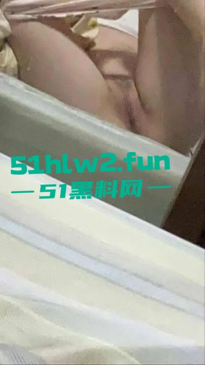 苏州夜店骚鸡【张怡彤】 高冷颜值大奶尤物，巨乳白嫩硕大腰肢纤细美腿修长居家自拍勾引客人，大尺度视图流出。-4