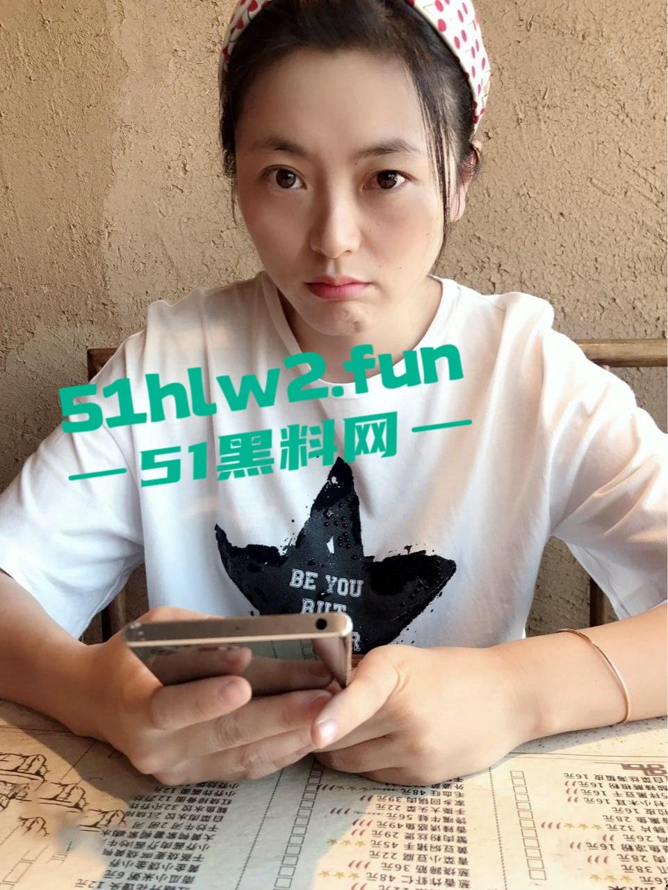 已婚人妻被公司高管调教3P,JK情趣丝袜骚到爆,深喉吞精呛到喘不过气,老公只能干瞪眼!-1