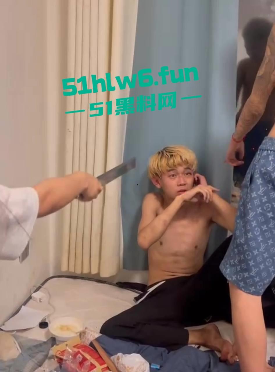 黄毛精神小伙打人事件,黄毛小伙出卖兄弟被对方带人群殴,鞋底抽脸狠跺头皮开肉绽下场凄惨。-5