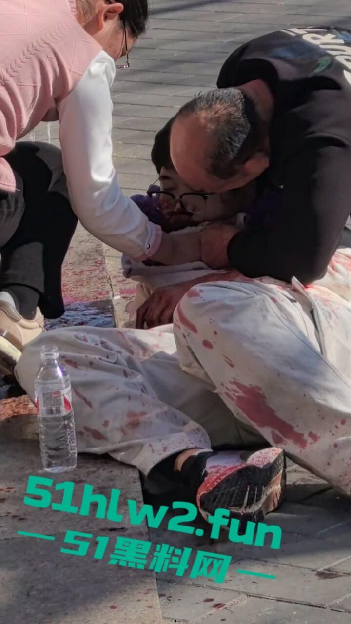 北京顺义区民富街，初中生摔倒被铁棍插中系一商户为防止别人门前停车安置，导致血液喷涌当场死亡。-1