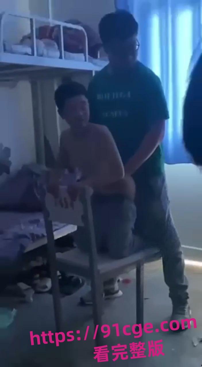 节操被震碎!中学男生被舍友艹了!黑壮哥强行喂小男生吃鸡 跪在椅子上爆菊-3