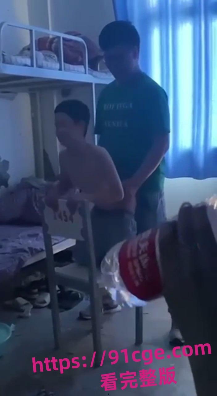 节操被震碎!中学男生被舍友艹了!黑壮哥强行喂小男生吃鸡 跪在椅子上爆菊-4