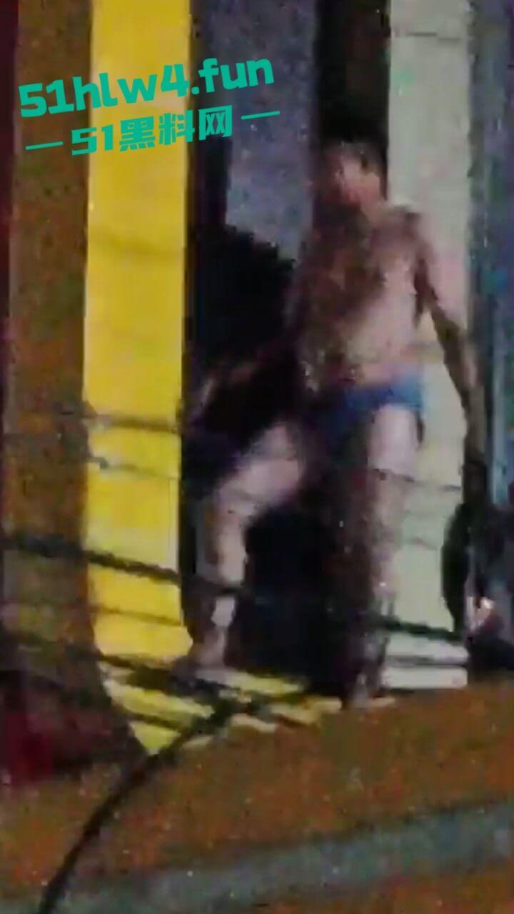 印尼一诈骗公司老板,通过理财诈骗方式骗取当地许多百姓钱财,被抓住后围追堵截,这身手真是了得啊。-4