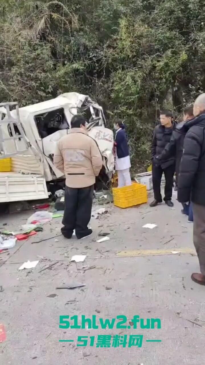 开车打盹儿险送命！湖南石门皂市水库一货车突然失控撞上山体，车头报废人差点归西 。-3