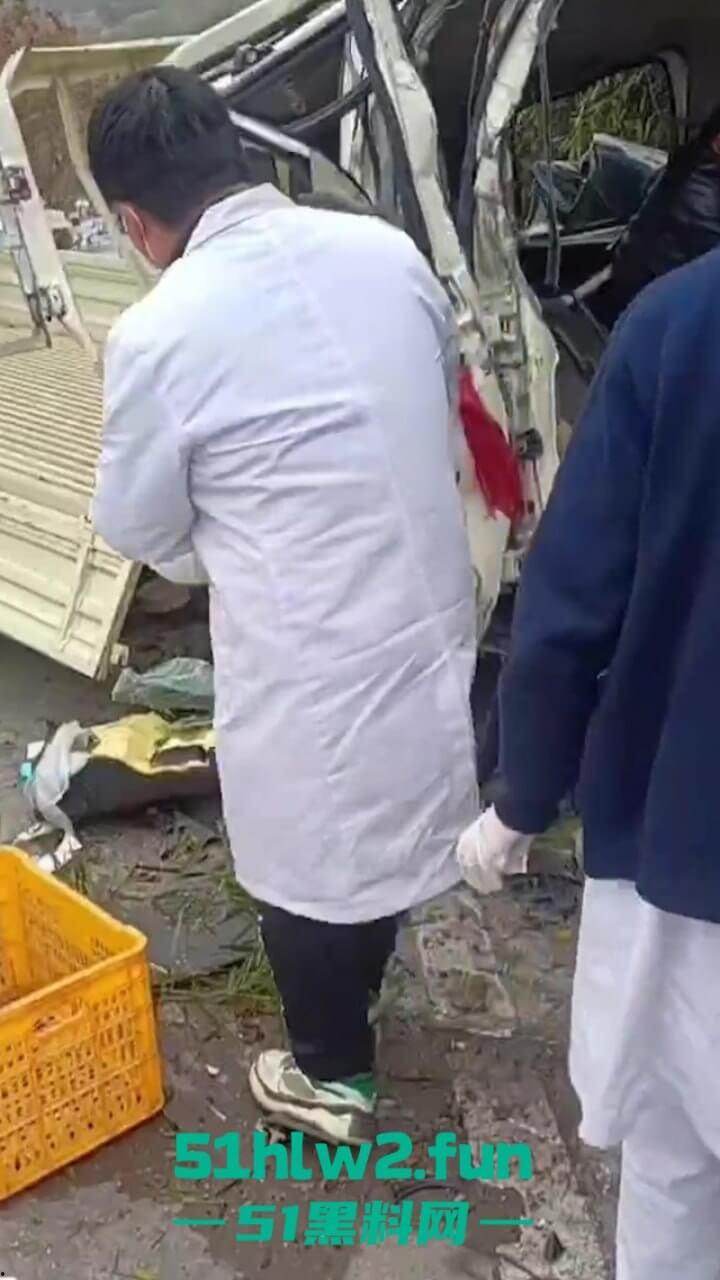 开车打盹儿险送命！湖南石门皂市水库一货车突然失控撞上山体，车头报废人差点归西 。-4