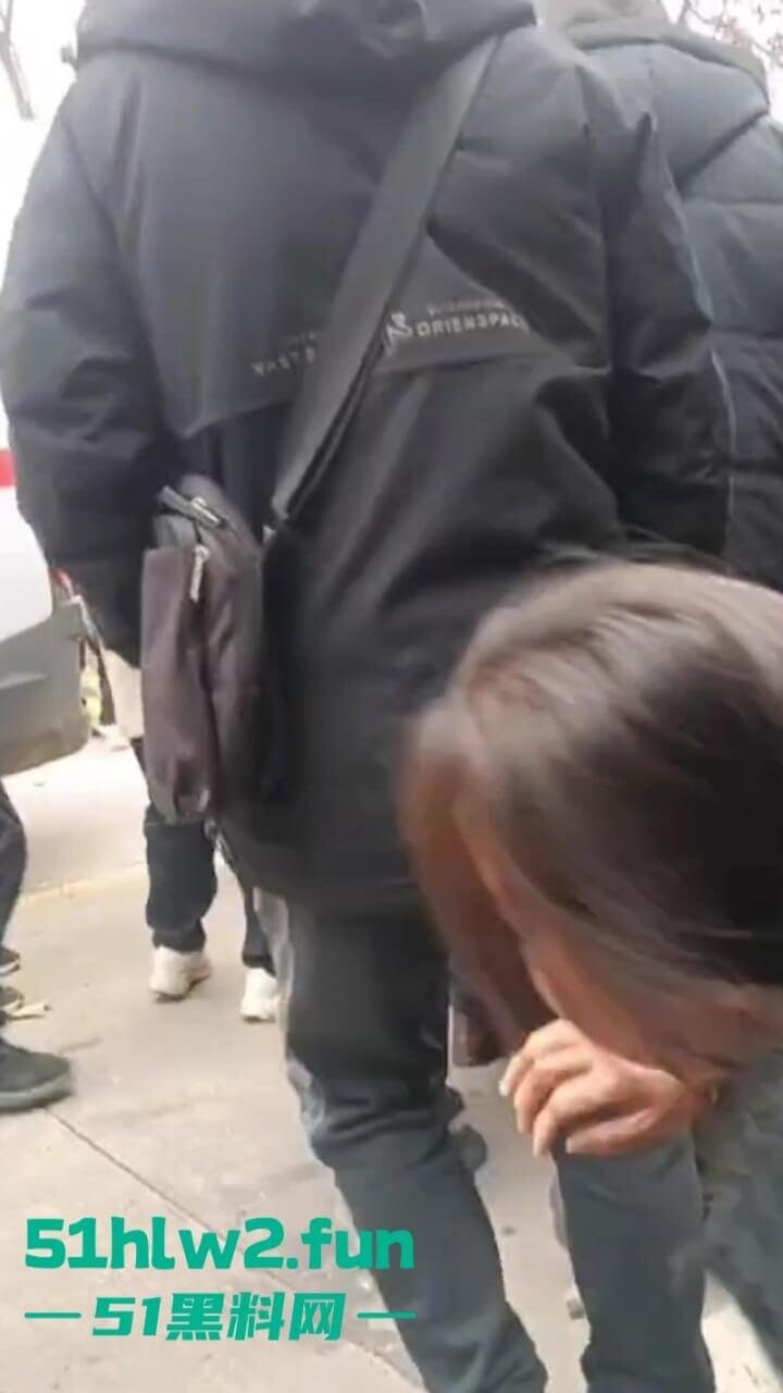 开车打盹儿险送命！湖南石门皂市水库一货车突然失控撞上山体，车头报废人差点归西 。-6