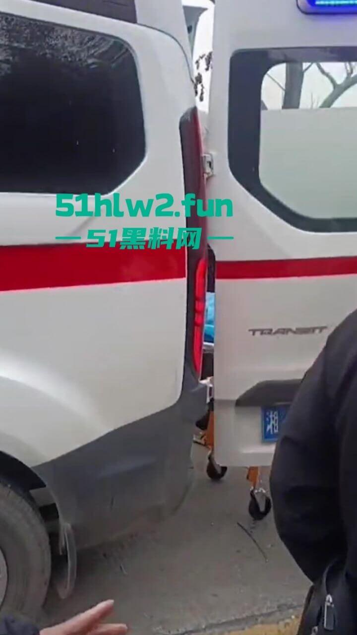 开车打盹儿险送命！湖南石门皂市水库一货车突然失控撞上山体，车头报废人差点归西 。-9