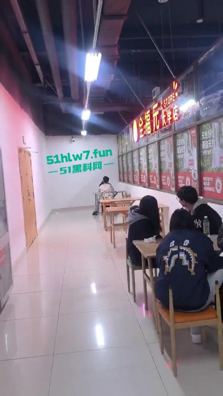 山东齐鲁大学情侣餐馆公然脱裤操逼,女生扒逼主动蹭鸡又搂又亲,操到高潮才满意。-3