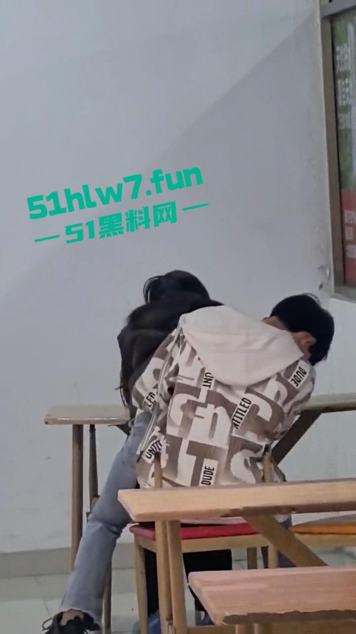 山东齐鲁大学情侣餐馆公然脱裤操逼,女生扒逼主动蹭鸡又搂又亲,操到高潮才满意。-6