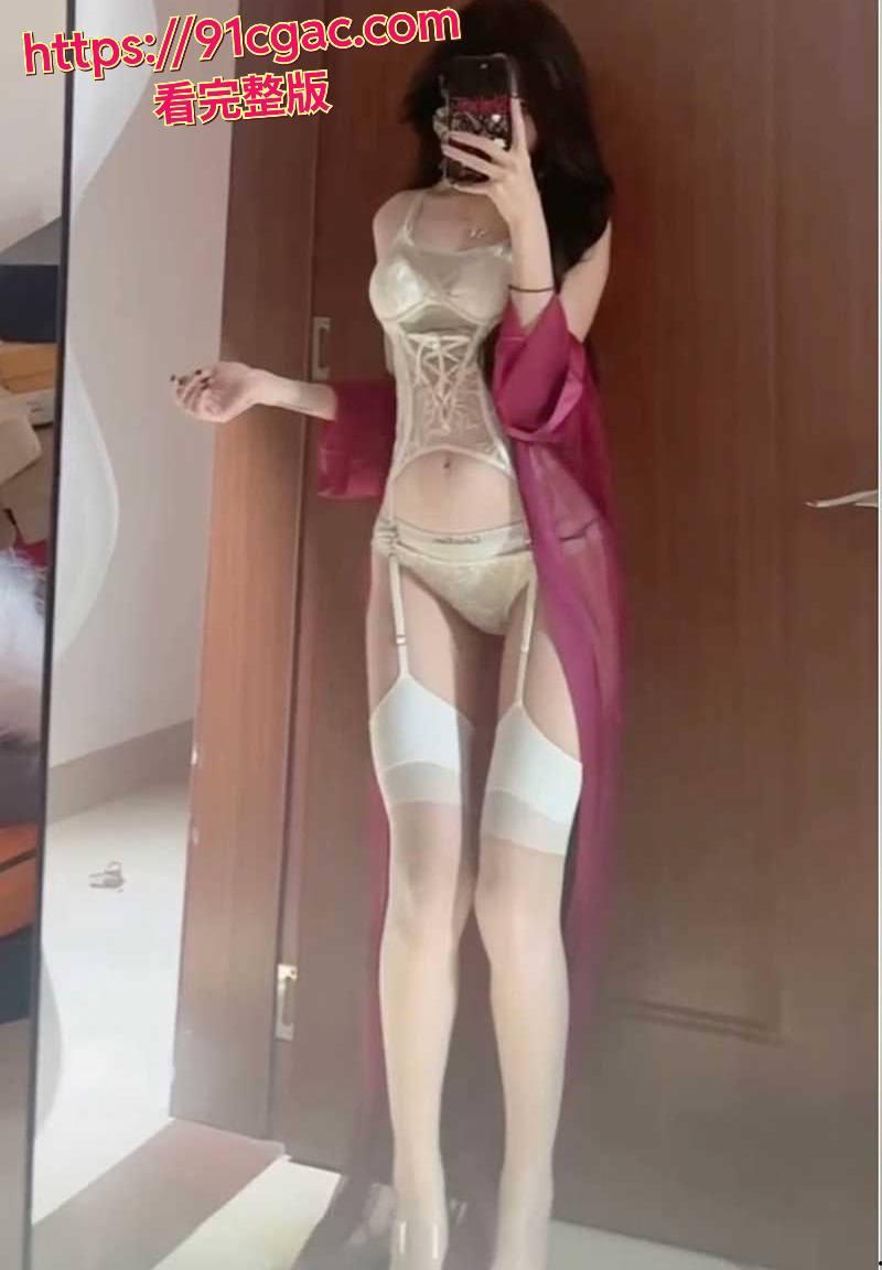 抖音圈炸翻天了!167万粉丝网红小哭包不哭,颜值爆表,身材火辣-6