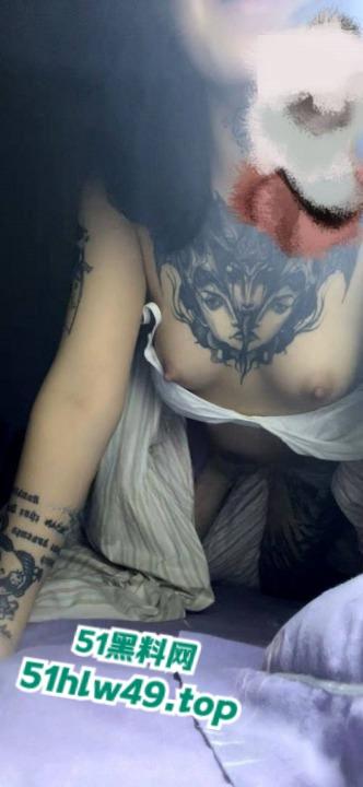 抖音符文战士【lee李李】纹身店老板娘，性感身材骚浪表现搭配纹身，令人血脉喷张性爱视频流出。-4