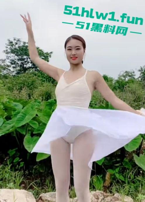 抖音小网红【屿菲】给榜一大哥定制骚视频,脱衣自慰又扭又叫,扭腰抠逼直冲镜头,骚鸡这回玩砸了!-2