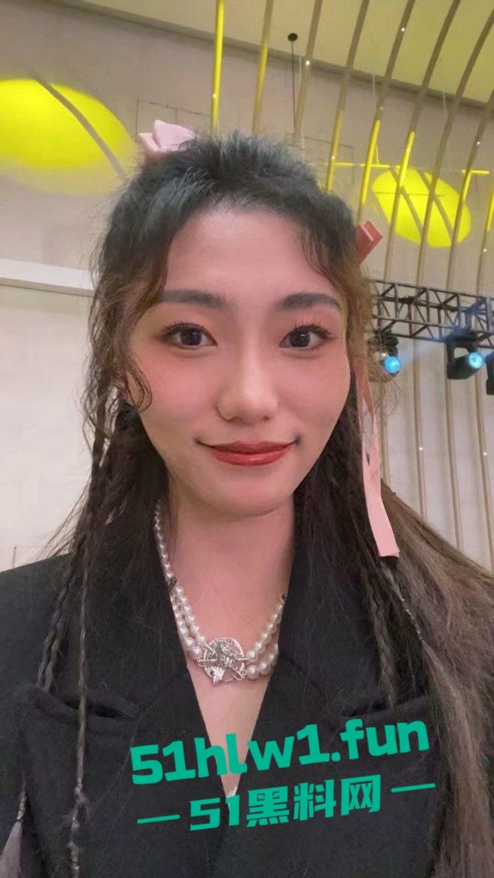 优越的上海精致女孩【丁茹越】自曝签合同当性奴，女神调教日常羞耻又刺激大量不雅照视频曝光。-3