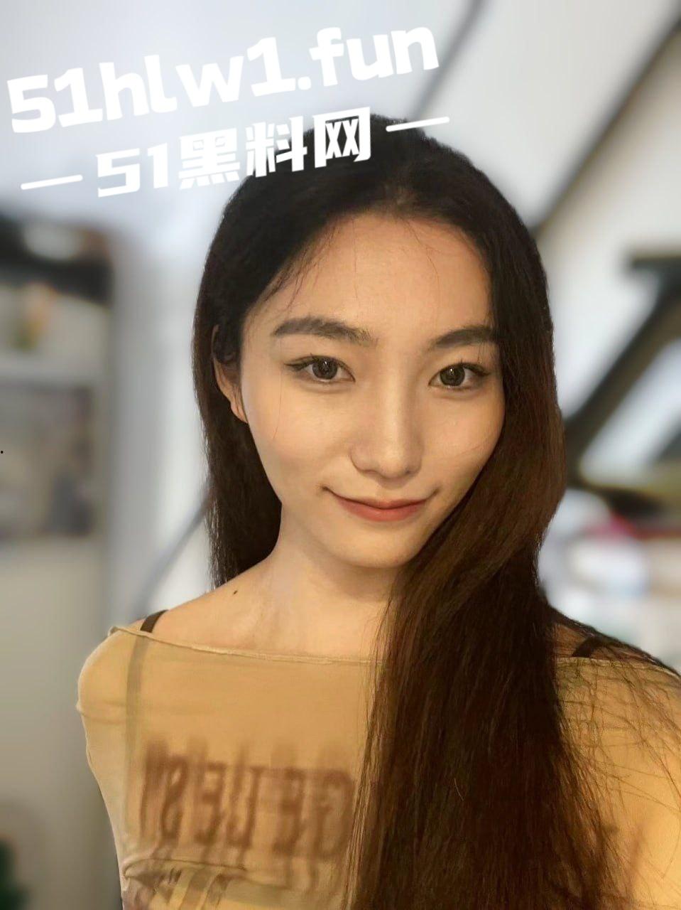 优越的上海精致女孩【丁茹越】自曝签合同当性奴，女神调教日常羞耻又刺激大量不雅照视频曝光。-19