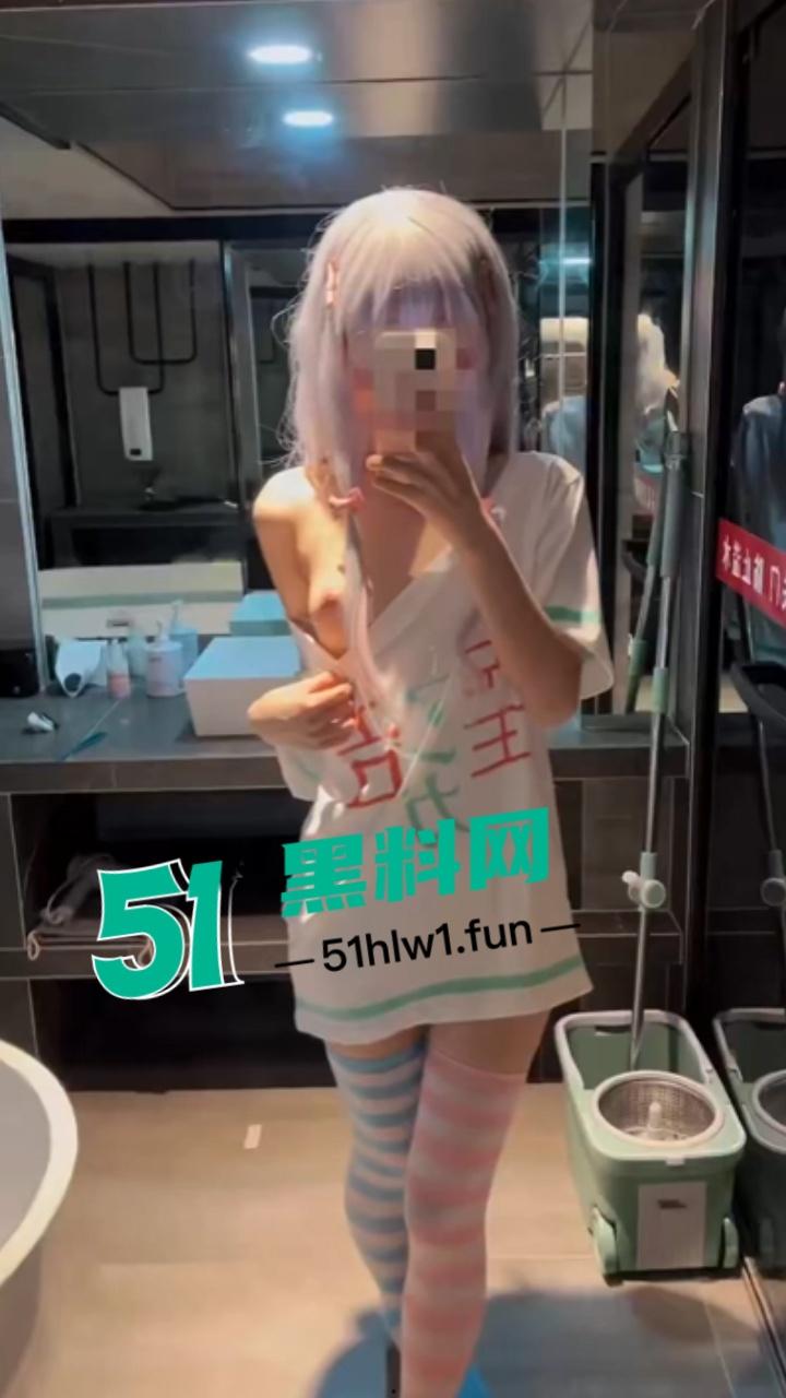 推特y2k少女博主【重生之我在X卖屁眼】首次直播撒尿元气少女对镜撒水,清纯羞涩太反差。-6