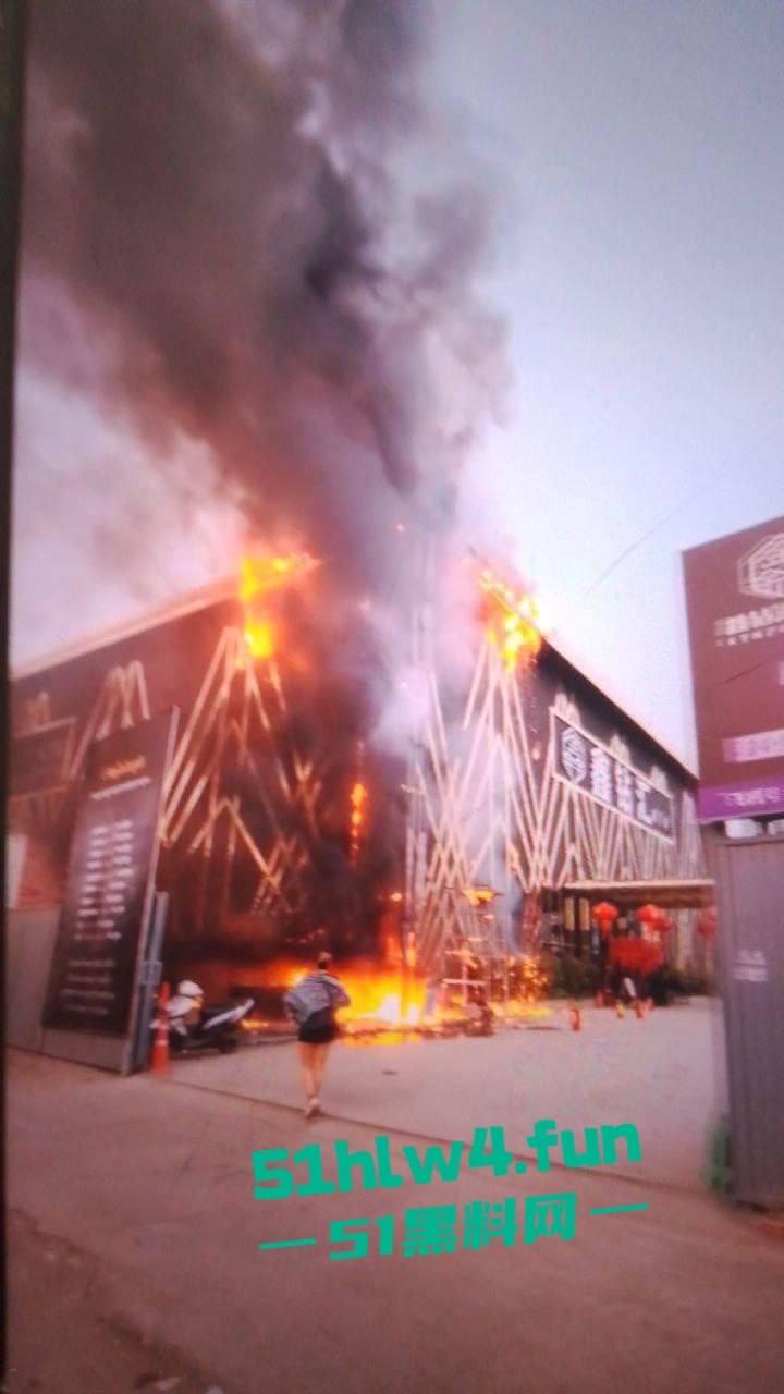 柬埔寨班迭棉吉省,波贝鑫钻汇KTV突发大火疑似是仇敌帮派报复,伤亡情况尚未公布。-1