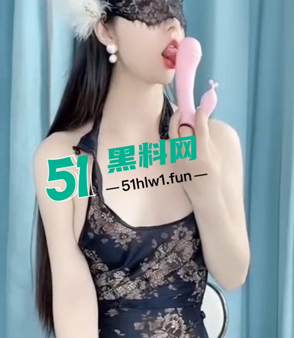 抖音23万粉网红【又是我】专属福利翻车,情趣旗袍肉丝高跟,自慰画面让粉丝炸锅!-1