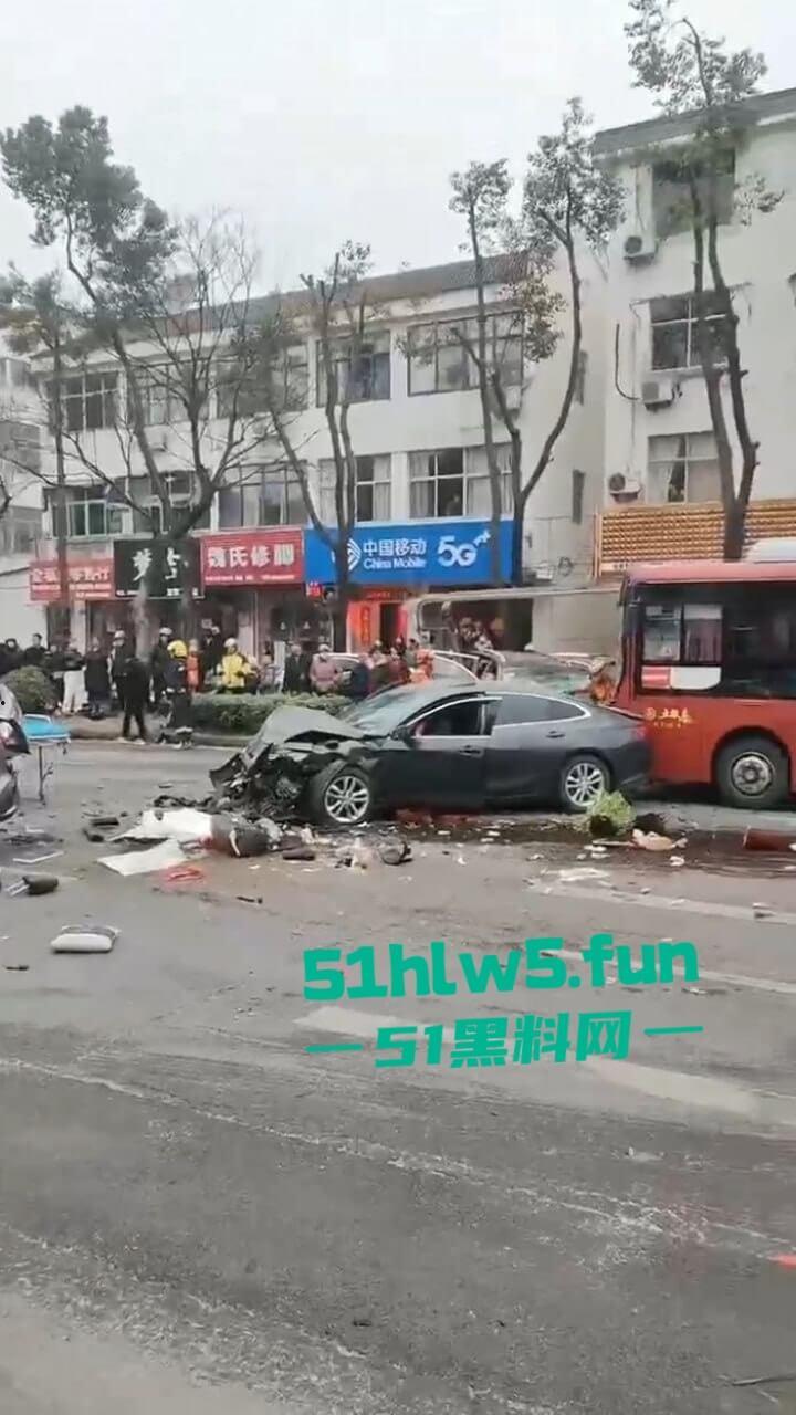 江苏镇江重大车祸，一辆纯电SUV逆行撞上对面轿车造成三人死亡，肇事司机抢救后并无生命危险。-3