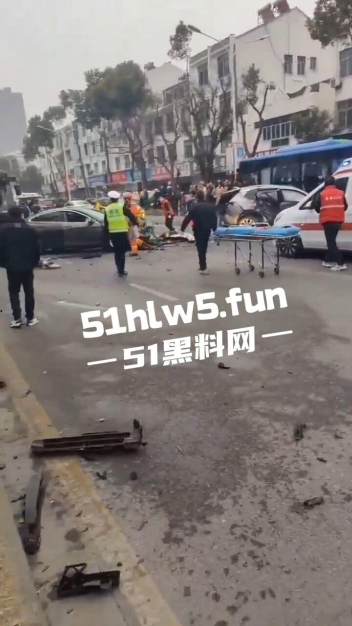 江苏镇江重大车祸，一辆纯电SUV逆行撞上对面轿车造成三人死亡，肇事司机抢救后并无生命危险。-8