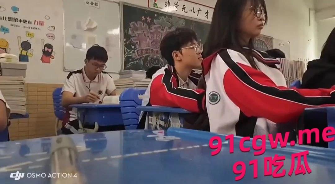 江门一中高三课堂情侣“摸奶大冒险”视频疯传,火爆全网!-4