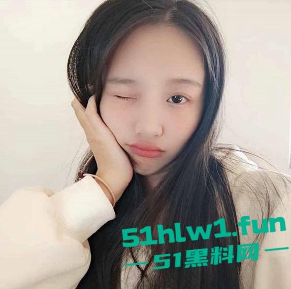 莆田酒店前台【刘芯梦】曝光经理客房做爱调教,母狗自拍泄密小嫩妹嫩穴堪称顶级母狗。-1