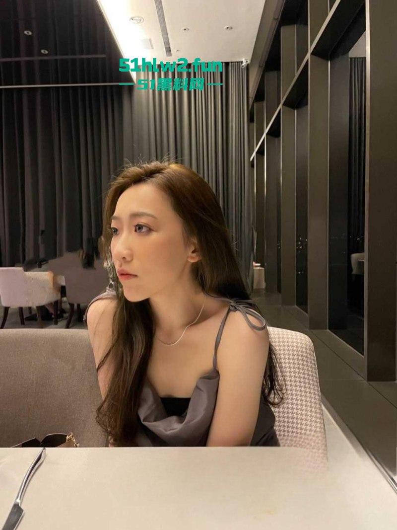 公司美女同事的私密被曝光，极品妹子给公司领导献媚，拍下自己的裸体视频流出！-4