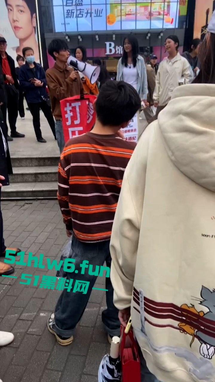 我了个骚刚开了眼了!谈了八年付出70多万女方买房一分不出,小伙崩溃街骂女友激情分手!-1