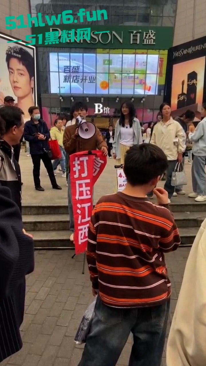 我了个骚刚开了眼了!谈了八年付出70多万女方买房一分不出,小伙崩溃街骂女友激情分手!-2