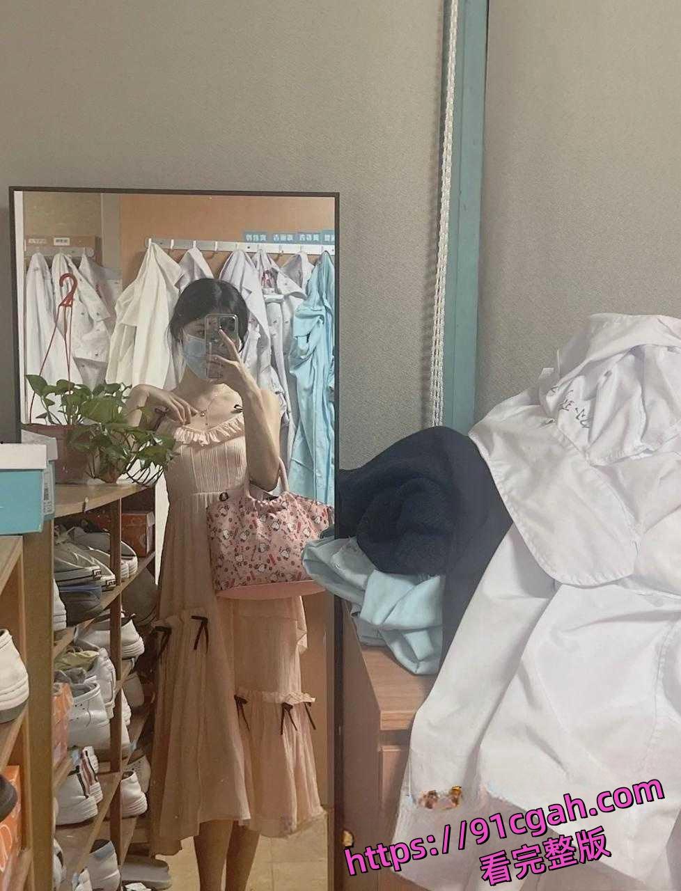 深圳罗湖区人民医院反差护士王艾琳 白天是白衣天使 晚上就化身约炮母狗-1