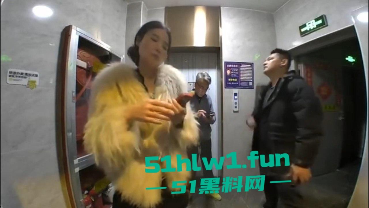 黑社会催债跑错楼层,错把无辜居民当成欠钱老赖狂踹家门,猫眼实拍监控曝光跟恐怖片似的!-5