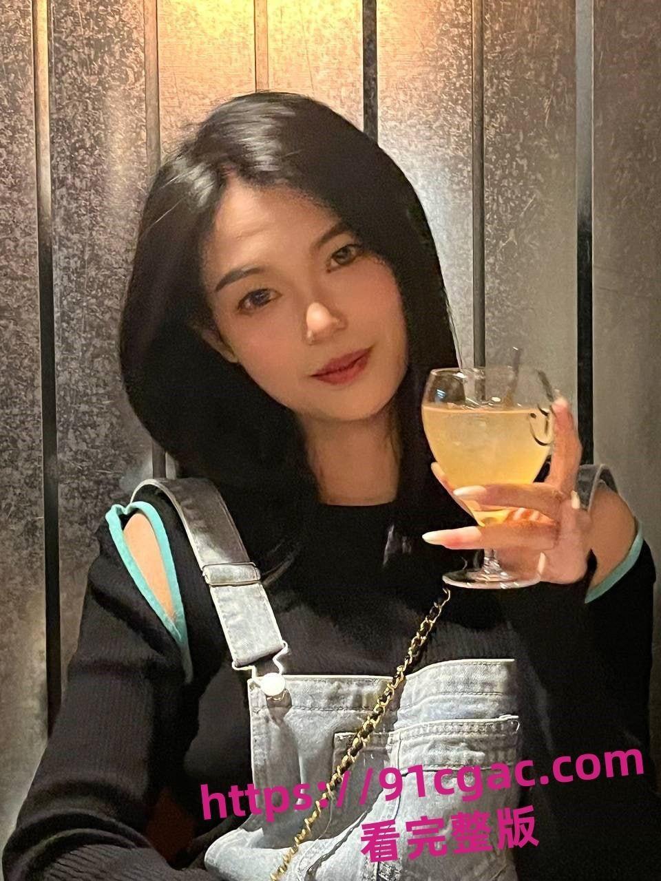 云南昆明高校周闫妮应聘时尚杂志模特遭变态面试官猥亵全裸出镜看硬了!-2