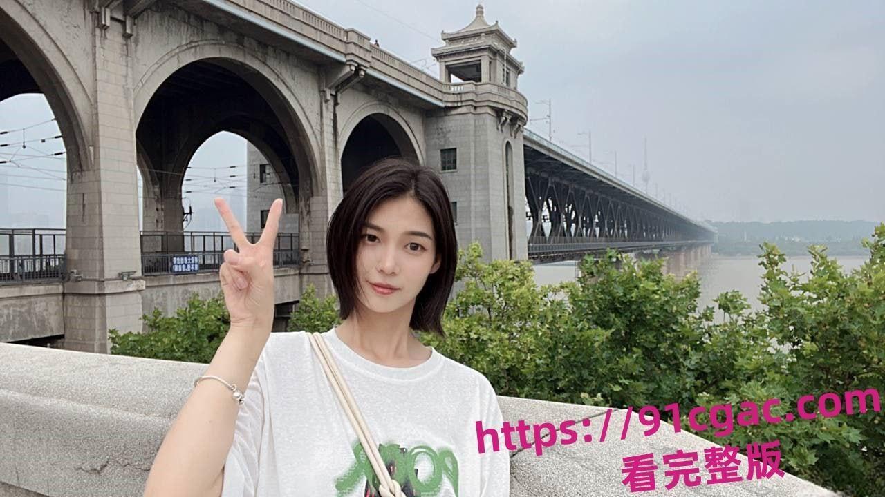 云南昆明高校周闫妮应聘时尚杂志模特遭变态面试官猥亵全裸出镜看硬了!-3