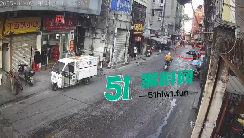 浙江温州网传一位【环卫工人】故意乱扔油污垃圾还用铲子捅破，导致多名骑行人摔倒。-1